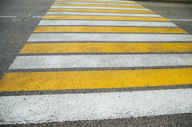 Paso de cebra de paso de peatones en la ciudad por la seguridad de las personas que cruzan la calle.