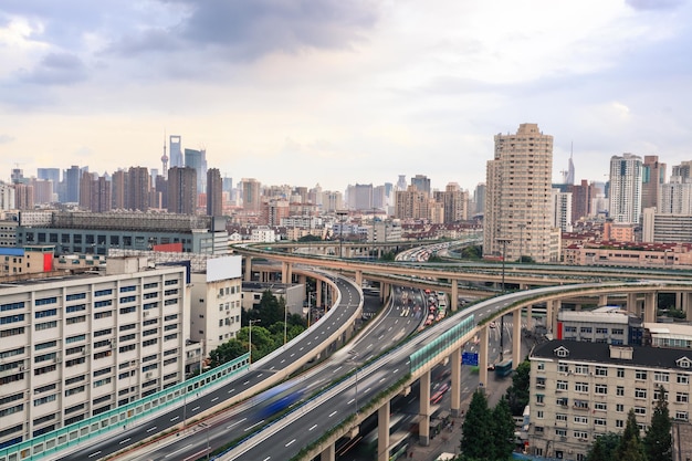 Paso elevado de la autopista de la ciudad con desenfoque de movimiento del automóvil al atardecer en shanghai