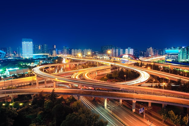 Paso elevado de la autopista de la ciudad moderna por la noche