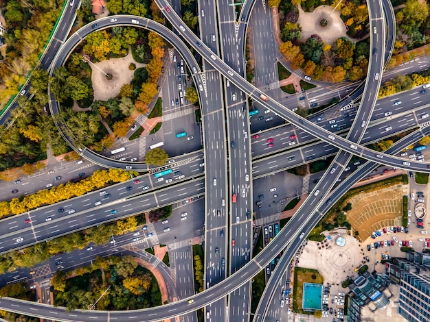 Paso elevado de la ciudad aérea y paisaje arquitectónico.