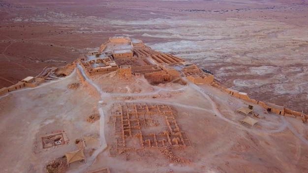 paso elevado del desierto junto al mar muerto en Israel