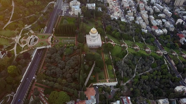 paso elevado de un parque en israel en un día soleado durante el verano