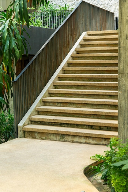 Paso de escalera con árbol tropical