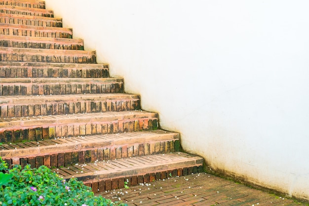 paso de escalera de ladrillo ourdoor con pared blanca