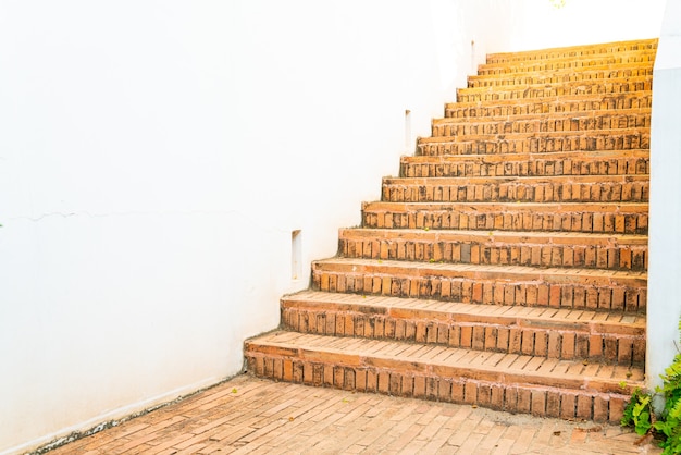 paso de escalera de ladrillo ourdoor con pared blanca