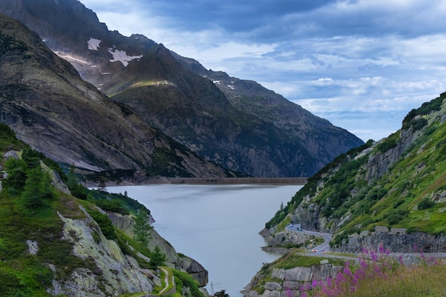 El paso de Furka es un paso de alta montaña en los Alpes suizos que conecta Gletsch Valais con Realp Uri La línea Furka Oberalp Bahn a través del túnel de Furka