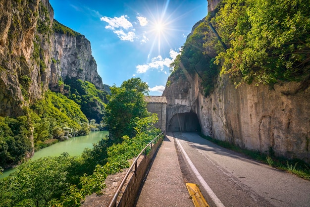 Paso de Furlo o carretera de Gola del Furlo río y galería en la antigua carretera romana Via Flaminia Marche Italia