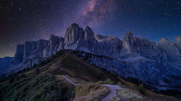 Paso Giau de noche con la vía láctea