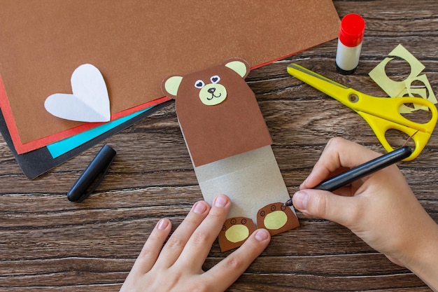 Paso de instrucción 9 En el Día de la Madre o el Día de San Valentín, regale un oso de peluche con una tarjeta de corazón