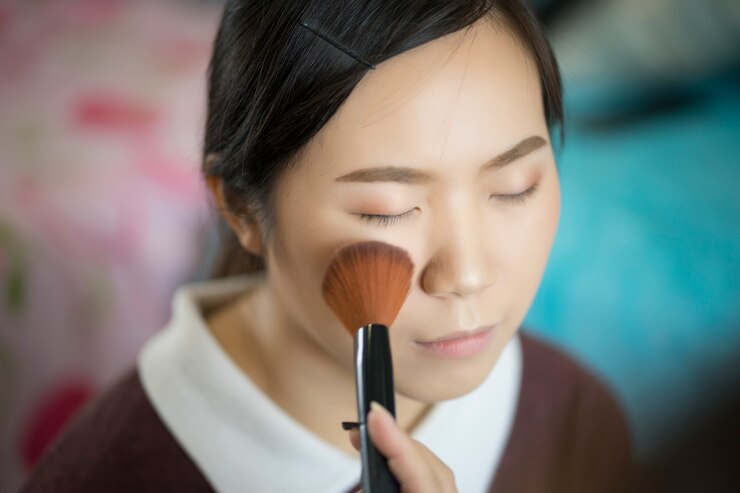 Un paso de maquillaje es cepillarse la mejilla hasta que se ponga rosa y parpadear con el pincel.