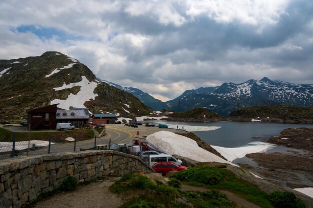 El paso de montaña Grimselpass atraviesa un paisaje montañoso árido y accidentado. Suiza.