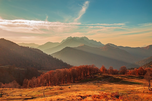 Paso de montaña Pyv en Abjasia. Magnífico paisaje otoñal. Prados alpinos. Auadhara.