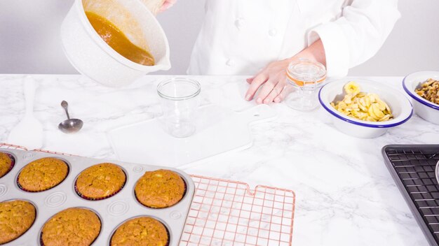 Paso a paso. Adorne muffins de pan de plátano con caramelo casero, chips de plátano y nueces.