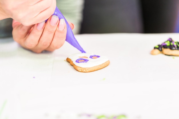 Paso a paso. Aprendiendo a hacer y decorar la clase de decoración de galletas de Halloween.