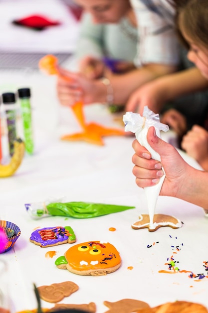 Paso a paso. Aprendiendo a hacer y decorar la clase de decoración de galletas de Halloween.