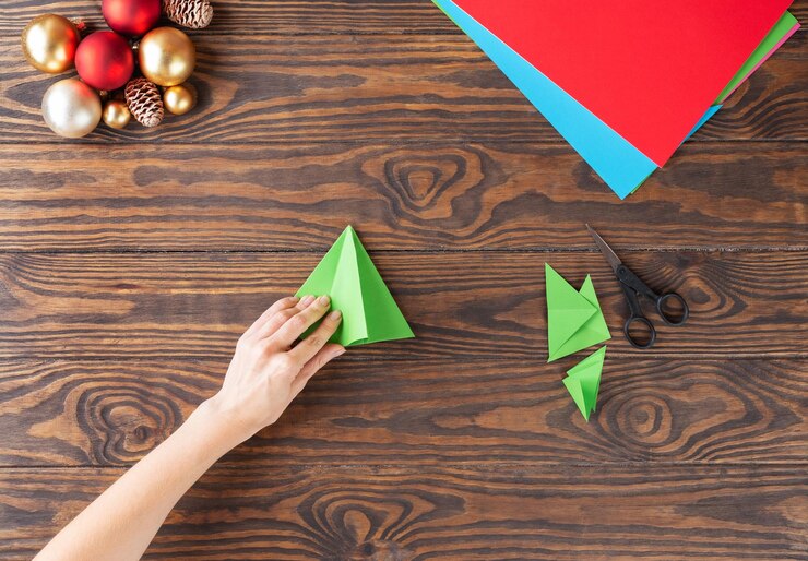 Foto paso a paso árbol de navidad juguete de papel hecho a mano paso 7 doblar las esquinas en la otra dirección vista superior