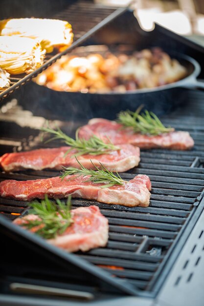 Paso a paso. Asar bistec de lomo de Nueva York en una parrilla de gas al aire libre.