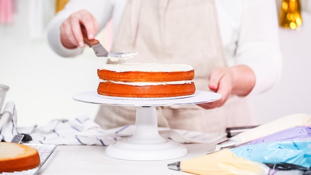 Paso a paso. Chef pastelero haciendo pastel de unicornio para fiesta de cumpleaños de niña.