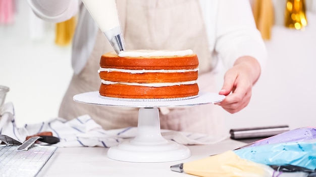 Foto paso a paso. chef pastelero haciendo pastel de unicornio para fiesta de cumpleaños de niña.