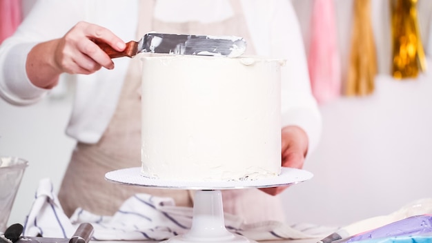 Paso a paso. Chef pastelero haciendo pastel de unicornio para fiesta de cumpleaños de niña.