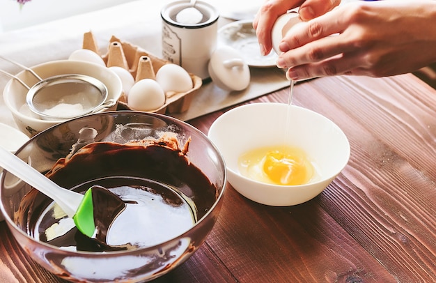 Paso a paso, el chef prepara un postre: fondant de chocolate. Receta clásica.