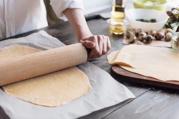 Paso a paso, el chef prepara ravioles con queso ricotta, yemas, huevos de codorniz y espinacas con especias. El chef trabaja con la masa.