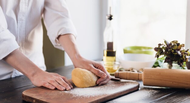 Paso a paso el chef prepara ravioles con queso ricotta, yemas de huevos de codorniz y espinacas con especias. El chef trabaja con la masa