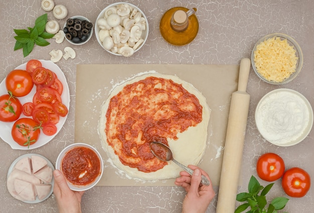 Paso a paso cocinando pizza casera con jamón