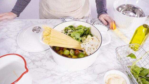 Paso a paso. Cocinar la receta de pasta a la olla en un horno holandés de hierro fundido esmaltado.