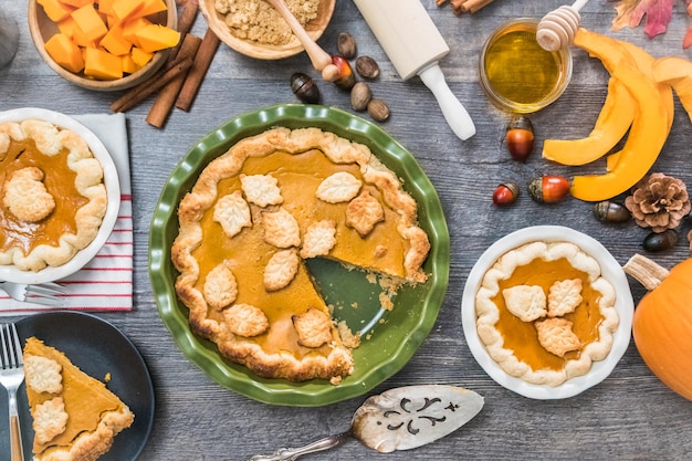 Paso a paso. Comer rebanada de pastel de calabaza recién horneado.