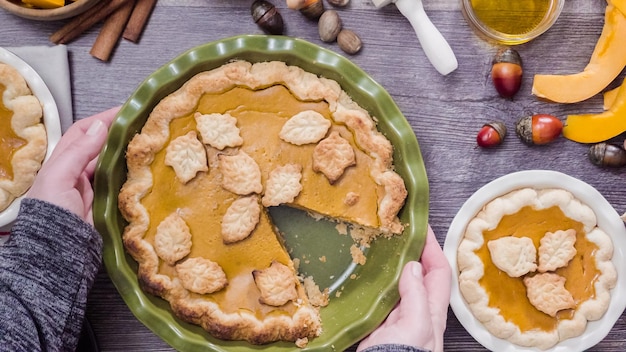 Paso a paso. Comer rebanada de pastel de calabaza recién horneado.