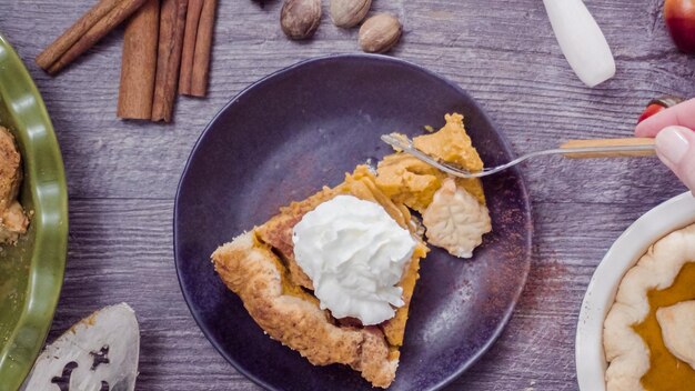 Paso a paso. Comer rebanada de pastel de calabaza recién horneado.