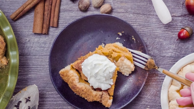 Paso a paso. Comer rebanada de pastel de calabaza recién horneado.