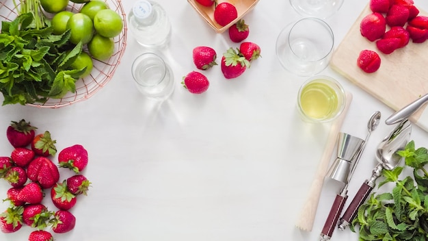 Paso a paso. Cortar fruta para mojito de fresa de fresas orgánicas frescas.