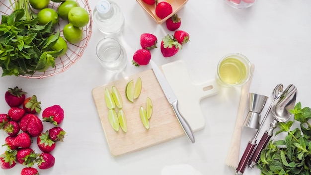 Paso a paso. Cortar fruta para mojito de fresa de fresas orgánicas frescas.