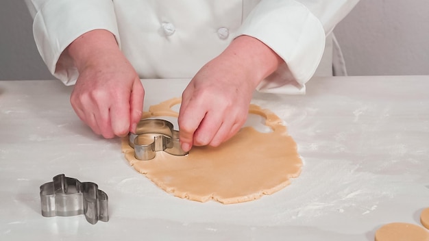 Paso a paso. Cortar masa de galletas de azúcar con cortadores de galletas en forma de Pascua.