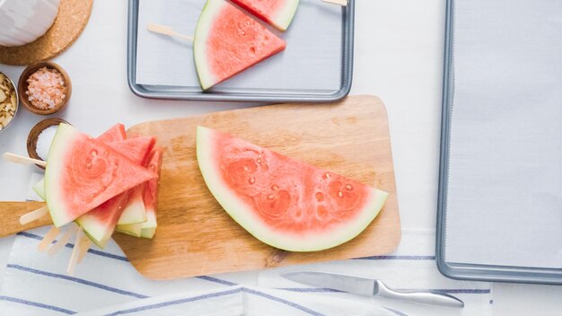 Paso a paso. Cortar sandía en tacos para hacer helados de sandía.