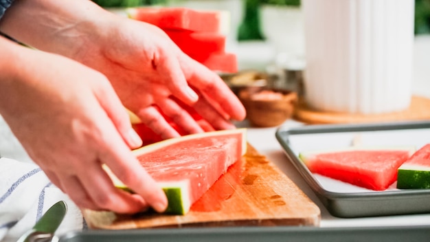 Paso a paso. Cortar sandía en tacos para hacer helados de sandía.