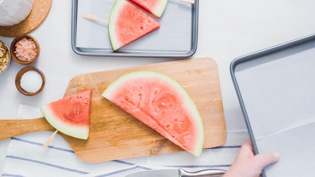 Paso a paso. Cortar sandía en tacos para hacer helados de sandía.