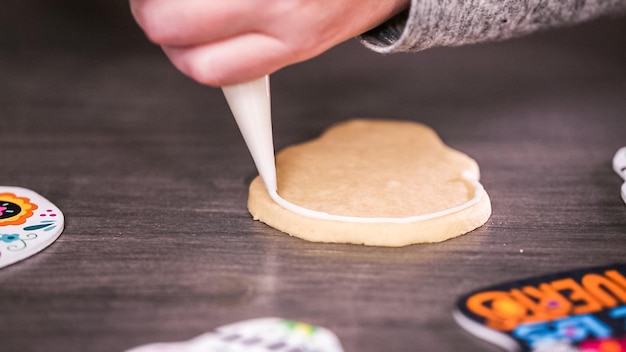 Paso a paso. Creando borde para inundar la galleta de calavera de azúcar con glaseado real.