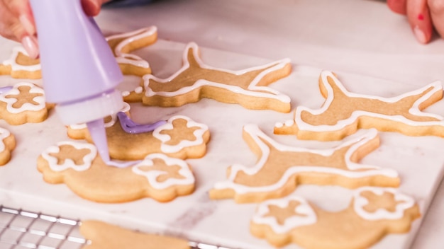 Paso a paso. Decoración de galletas de azúcar en forma de unocrn con glaseado real para la fiesta de cumpleaños de la niña.