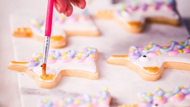 Paso a paso. Decoración de galletas de azúcar en forma de unocrn con glaseado real para la fiesta de cumpleaños de la niña.