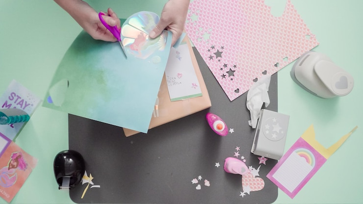 Foto paso a paso. decoración de regalo para cumpleaños de niños con papel artesanal.