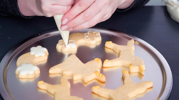 Paso a paso. Decorar galletas de azúcar de unicornio con glaseado real.