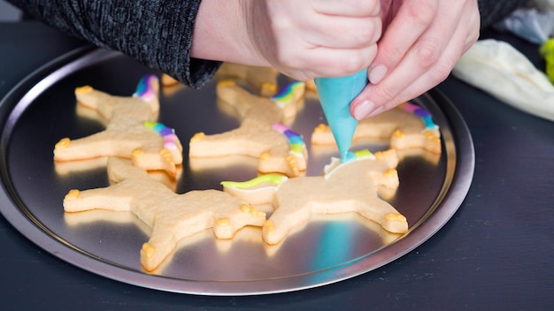 Paso a paso. Decorar galletas de azúcar de unicornio con glaseado real.