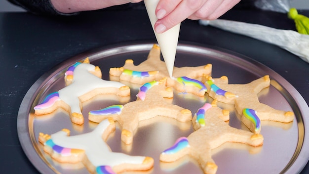 Paso a paso. Decorar galletas de azúcar de unicornio con glaseado real.