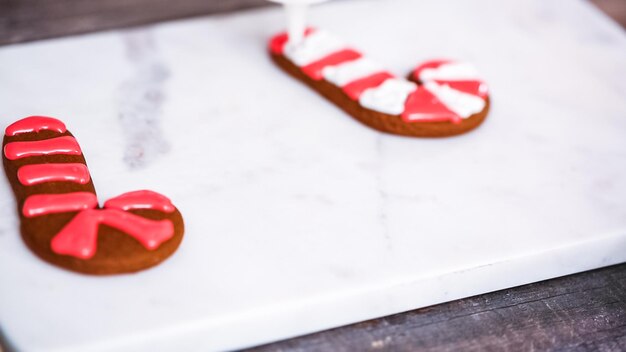 Paso a paso. Decorar galletas de jengibre y azúcar con glaseado real para Navidad.