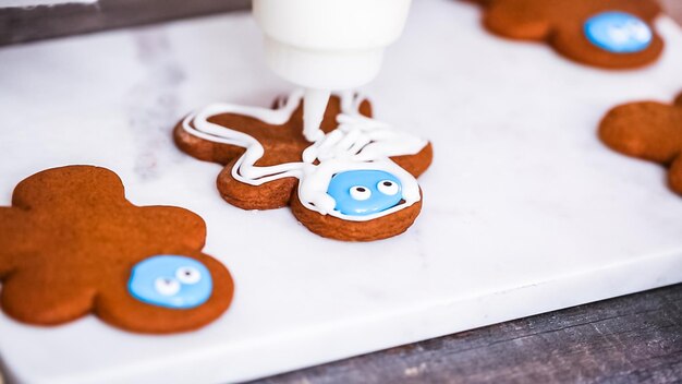 Paso a paso. Decorar galletas de jengibre y azúcar con glaseado real para Navidad.