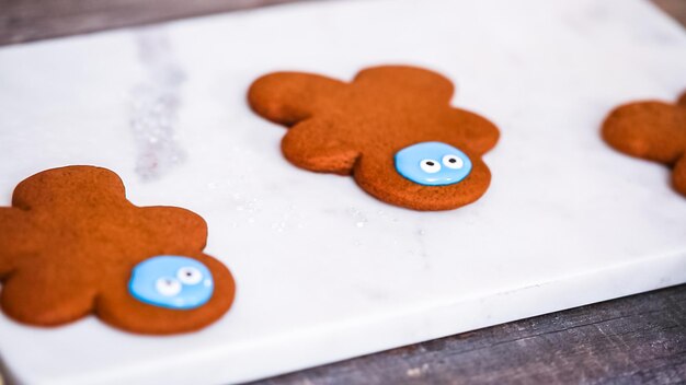 Paso a paso. Decorar galletas de jengibre y azúcar con glaseado real para Navidad.