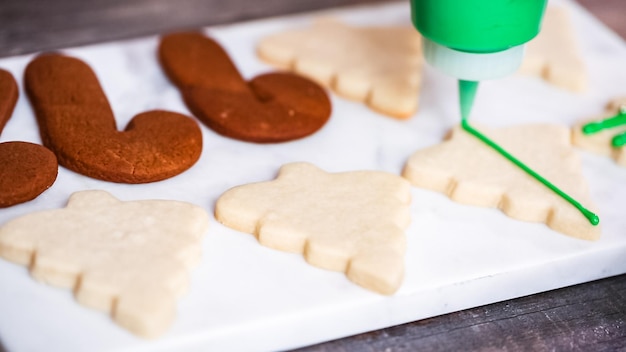 Paso a paso. Decorar galletas de jengibre y azúcar con glaseado real para Navidad.